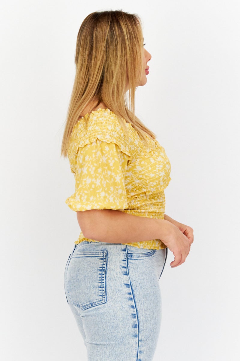 BB Dakota بلوزة نسائية بأكتاف مكشوفة وأكمام قصيرة بطبعة شاملة، صفراء - Image 4